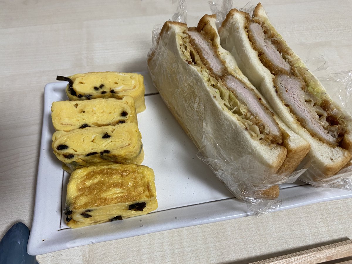 mugix_batake's tweet photo. カツサンド(カツは惣菜
キクラゲ卵焼き https://t.co/c38GReKxMM