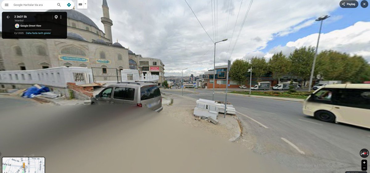 tubbaprtkl's tweet photo. @IBBcozummerkezi Halkalı caddesi olarak geçiyor ateştuğla mezarlığına yakın  görseldeki caminin önündeki yaya geçidi https://t.co/AWSRIVePlK