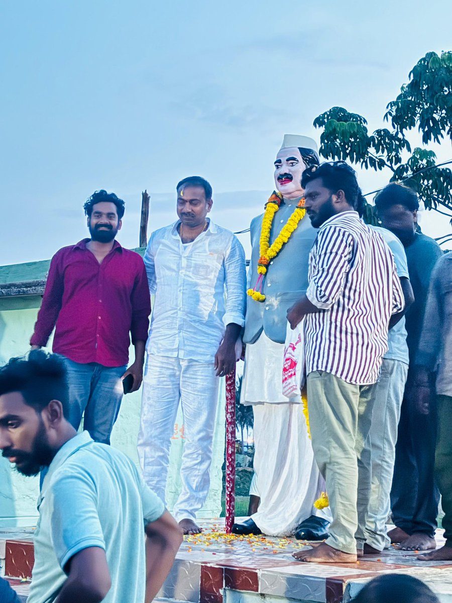 gangasureshh's tweet photo. సామాజిక న్యాయానికి జీవితాంతం పోరాడిన మహానేత బాబు జగ్జీవన్ రామ్ గారు. చిన్న వయసులో ఎంపీ అయ్యి అత్యధిక కాలం ఎంపీగా పనిచేసిన వ్యక్తి 😊
బాబు జగ్జీవన్ రామ్ గారు వర్థంతి సందర్బంగా ఘన నివాళులు 💐💐
#BabuJagajeevanRam #vardanthi #MP #india #GangaSuresh https://t.co/2a7TNxqCHv