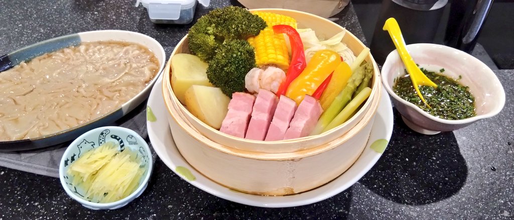 1977Dsk's tweet photo. せいろ蒸しうまぁ
ニラだれも美味いが、
じゃがバタマヨ醤油は悪魔的 https://t.co/SljsUyOc2u