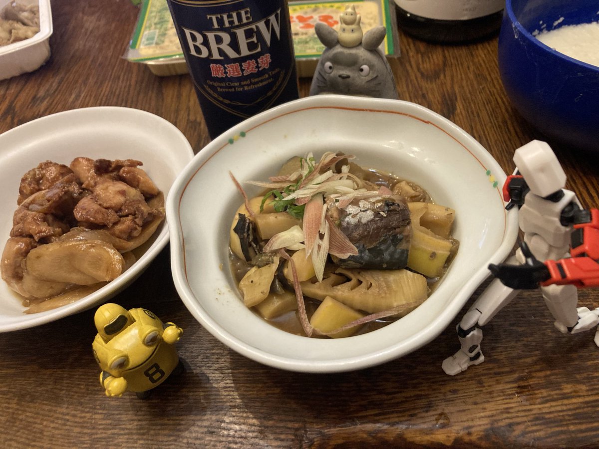hir323f's tweet photo. そんでは始めますよ😁
今宵の肴は真竹と鯖缶の煮物
笠原さんのチキンチキンごぼう
湿気っぽいからねぇ
シュワシュワっとカンパ〜イ🍻 https://t.co/PiWUf4sqIX