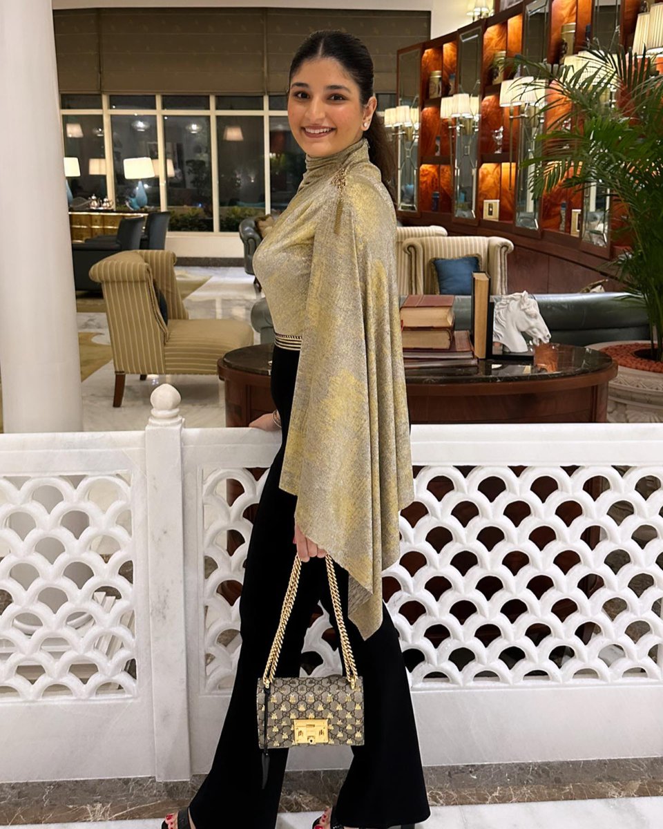 prishachohan's tweet photo. Elegance is the only trend that never fades. ✨ https://t.co/QvdMj1h0JS