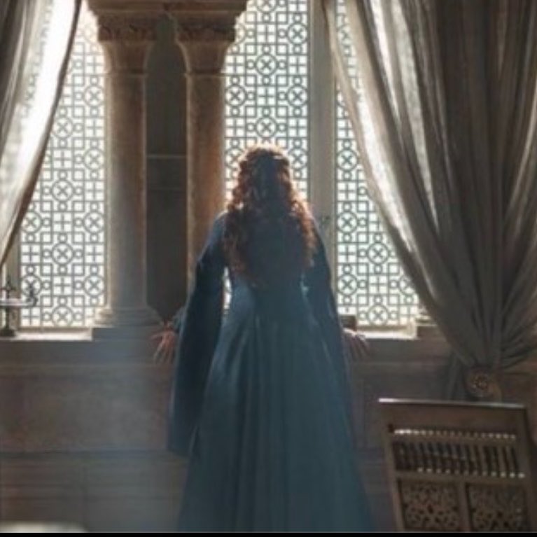 lannistower's tweet photo. this is such a padme &amp; anakin serve like ooo it’s buzzy out here https://t.co/n8NUMwgMD6