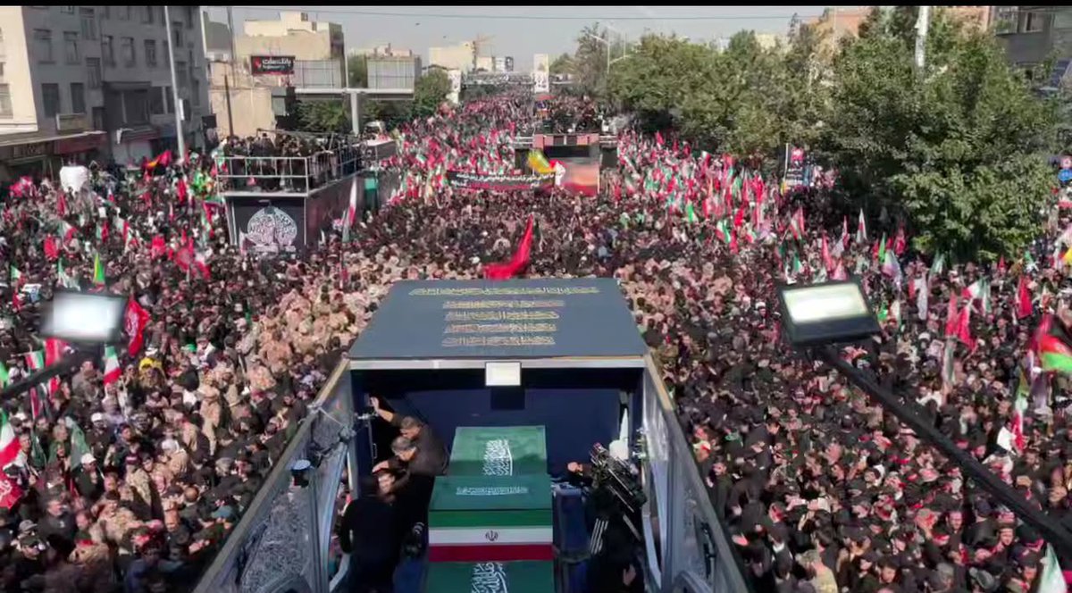 ShadiFalla19zi's tweet photo. رفتنِ «#رهبر_شهیدم » رفتنِ معمولی نبود…
انگار چیزی از جانِ این جمع کنده شد و هنوز در هوا مانده.
پیکرِ مبارکشان در میان ماست، اما دل‌ها انگار دارند با حقیقتی بزرگ‌تر از مرگ خداحافظی می‌کنند. 
این لحظه، پایان نیست؛ آغازِ ورود یک نام به حافظه‌ی تاریخ است. 
#تاریخ #ایران https://t.co/By7OfHPOMt