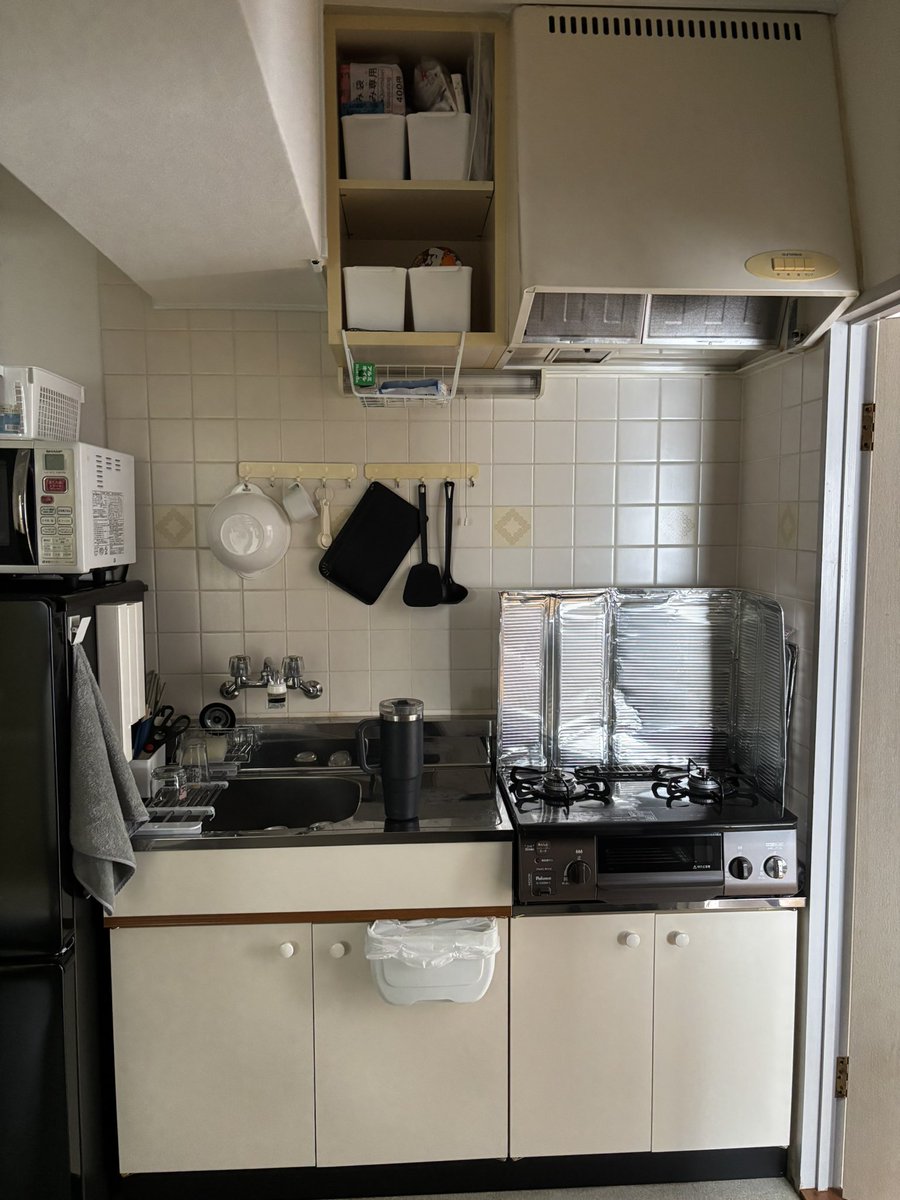 masaminmin033's tweet photo. 一人暮らしスタートの次男の部屋を
気合いで片付けて帰る

次男今帰宅したらしい

後はベランダの洗濯物を片付けてくれ https://t.co/uDVEmWzHNw