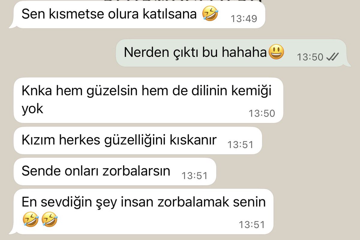 esiakkc's tweet photo. HAHAHAHA GİT BAŞIMDAN 😂 https://t.co/1IR1aWvtNB