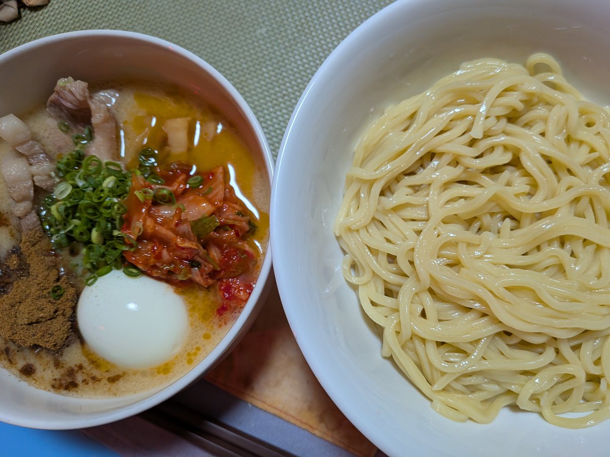 hattyo888's tweet photo. 夕飯。豚コマズッキーニ焼き、キャロットラペ、心太、沢庵。
昨夜。つけ麺。
豚も人参もバズレシピ。豚は胡麻ダレも美味いが色々アレンジできそう。人参は知らない味付けだったけど美味かった。他のレシピでも作ってみたい。
つけ麺はコスモスの兼虎つけ麺。色々足して豪華に。店と遜色なくでビビる。 https://t.co/tkkSEqRKri