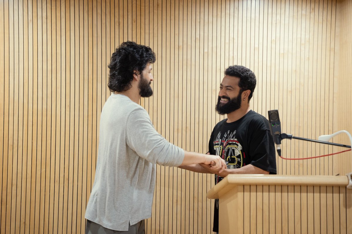 SitharaEnts's tweet photo. A world born out of conviction.
Introduced by a voice that needs no introduction ❤️‍🔥❤️‍🔥❤️‍🔥

Man of Masses @tarak9999 lends his voice to introduce Sriramapuram & Bharatham Mitta at the beginning of #LENIN 💥💥💥

#LeninOnJuly10th 
@AkhilAkkineni8 #BhagyashriBorse @iamnagarjuna @vamsi84 @KishoreAbburu @MusicThaman @pramodactor1 @NavinNooli @artkolla @leonbrittodp @AnnapurnaStdios #ManamEnterprisesLLP @SitharaEnts @tseriessouth
