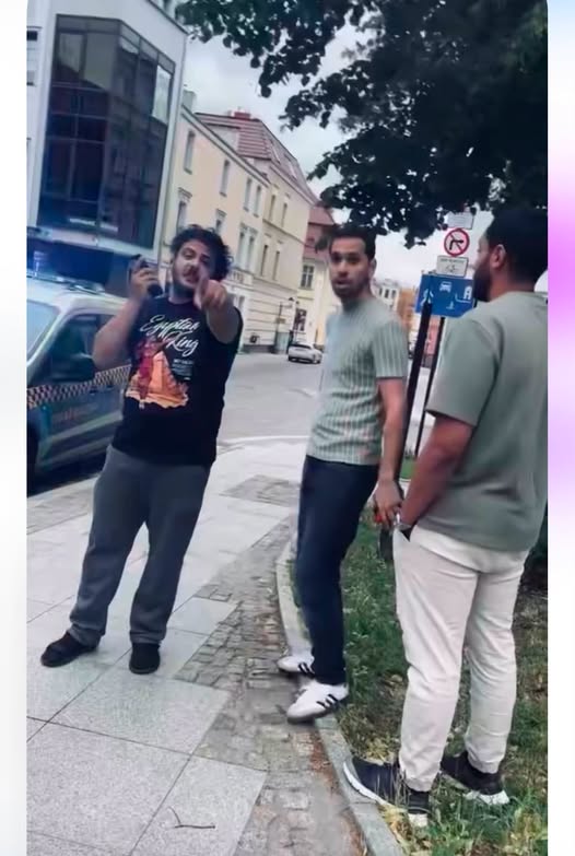 PJJBinkowski's tweet photo. 🔴 Na zdjęciu "studenci" którzy zaatakowali w Bydgoszczy po tym jak Pan zwrócił im uwagę, żeby modlili się w meczecie a nie w Parku. Służby i przypadkowi przechodnie szybko zareagowali - zachowali się wzorowo za co dziękujemy. 
#BezpiecznaPolska #StopPrzemocy #Bezpieczeństwo #Polska #Bydgoszcz