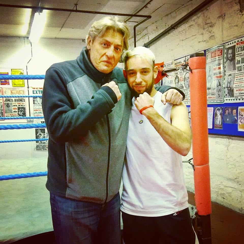 CarlosRyderSoy's tweet photo. Nathan fue elegido por NOSAWA para ir a luchar a NOAH. Ricky lleva 13 años siendo un icono del wrestling barcelonés. Quizá no tengan el reconocimiento que merecen, pero vuestros ídolos saben que pueden dar un banger. En Apuesta Final van a robarse la noche. en un Bloodsport 🩸. https://t.co/qEIfzSRj2q