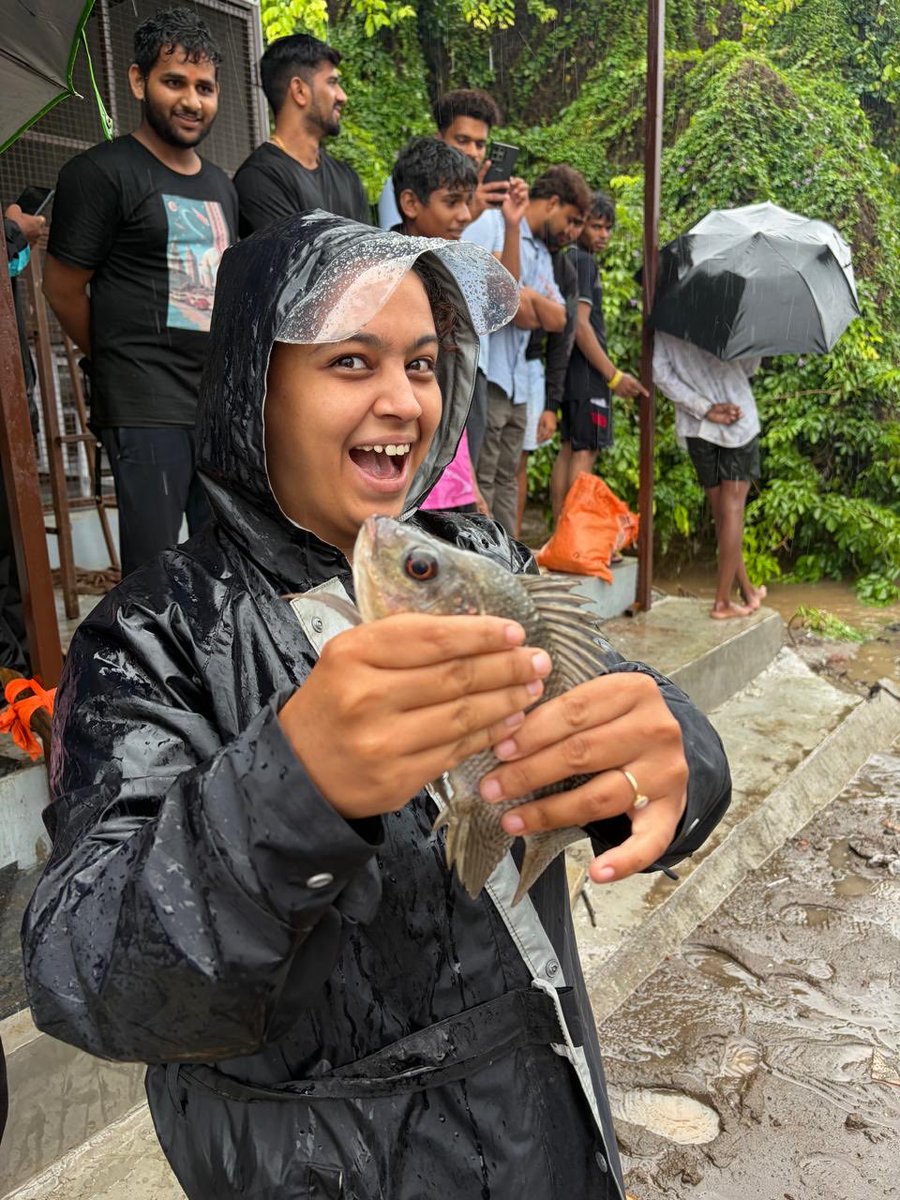 SarkaleRahul's tweet photo. Some people collect memories.
She collected a fish. 🐟❤️🌧️

One unforgettable monsoon day, a flooded road, and a story we’ll be telling for years.

#Monsoon #Fishing #Rain #pune #punerains #mumbai #OnlyInIndia https://t.co/Be6KwKxUG4