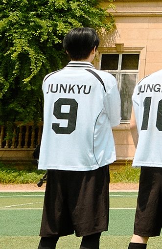 parkbeaus's tweet photo. crying just from the sight of someone’s back 😭 WE WILL SEE JUNKYU ON WEDNESDAY 😭 https://t.co/14YTLKCdjV