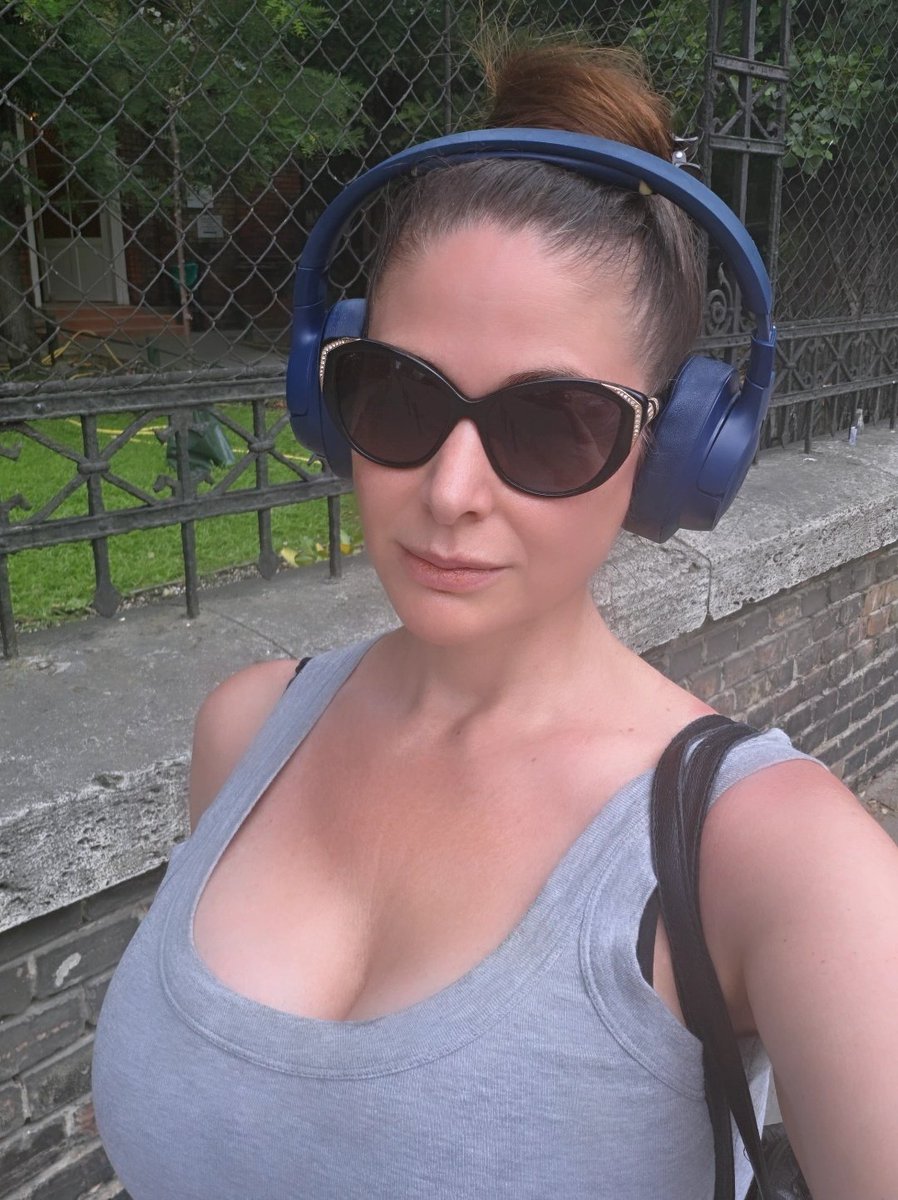 CathyHeavenXXX's tweet photo. Out for a walk... but there's a lot more waiting behind a certain wall. 😉💚 https://t.co/zKfnpM4dZ3