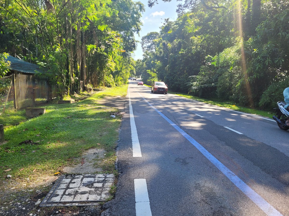 bettersidewalk1's tweet photo. Road accidents in  Malaysia are still high despite effort to put walking space and dedicated bike line.

Do Malaysians really know to use these facilities?

📍Wg Maju &amp; Tmn Zooview https://t.co/OFnhTSGrC1