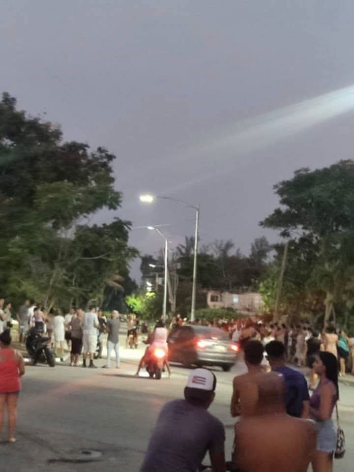 arielmaceo86's tweet photo. Desde la tarde noche de ayer comenzaron a protestar en mi pueblito de Jaimanitas. La gente se colocó entre 5ta avenida y la biblioteca protestando hasta altas horas de la noche. Sin corriente, sin gas, sin agua. La gente no tiene que aguantar eso. Abajo la dictadura cubana. https://t.co/erB5mAGFO4
