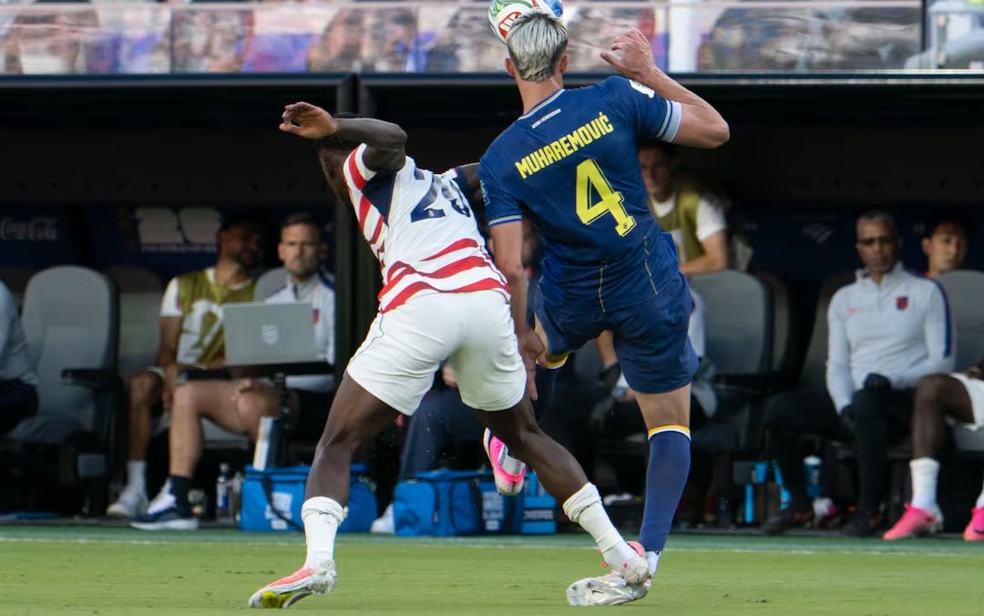 gianlucac1bis's tweet photo. you never played soccer

not even remotely

this is a red card 100%

stand on your lane of competences

(the writer played pro) https://t.co/svUjLcApqw
