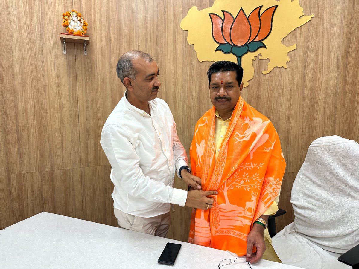 narendra_nsc's tweet photo. आज बीजेपी मुख्यालय पर संगठन महामंत्री श्री अजेय कुमार जी से शिष्टाचार भेंट की। इस दौरान प्रदेश संगठन से जुड़े विषयों पर चर्चा हुई। केसरिया दुप्पटा उढ़ाकर उनका हार्दिक स्वागत किया। विश्वास है आपके नेतृत्व में प्रदेश संगठन मजबूती और विकास के साथ आगे बढ़ेगा। https://t.co/oUrbNh7M3o