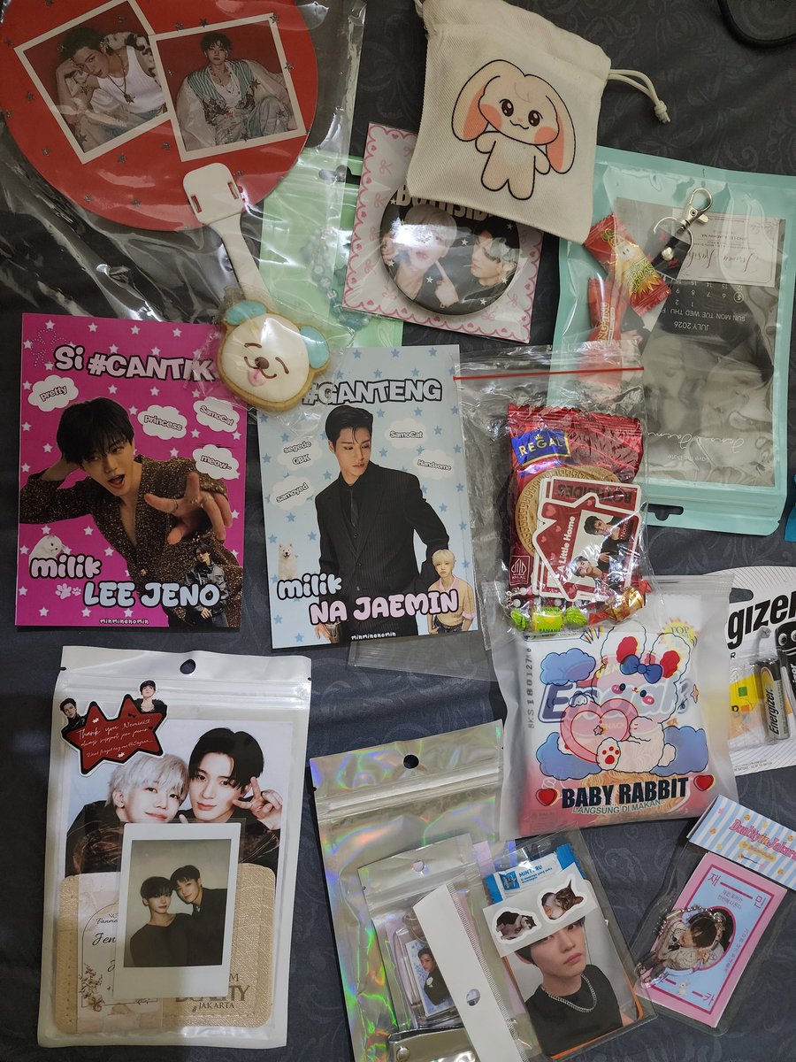 yunojjen's tweet photo. Kakak kakak yang udah kasih freebies, makasih banyak freebiesnya yaa🤩🤩 @minminenomin @Styraa_ @elzcenar @chaaminjae @nomiiiino https://t.co/4I5y4REui6