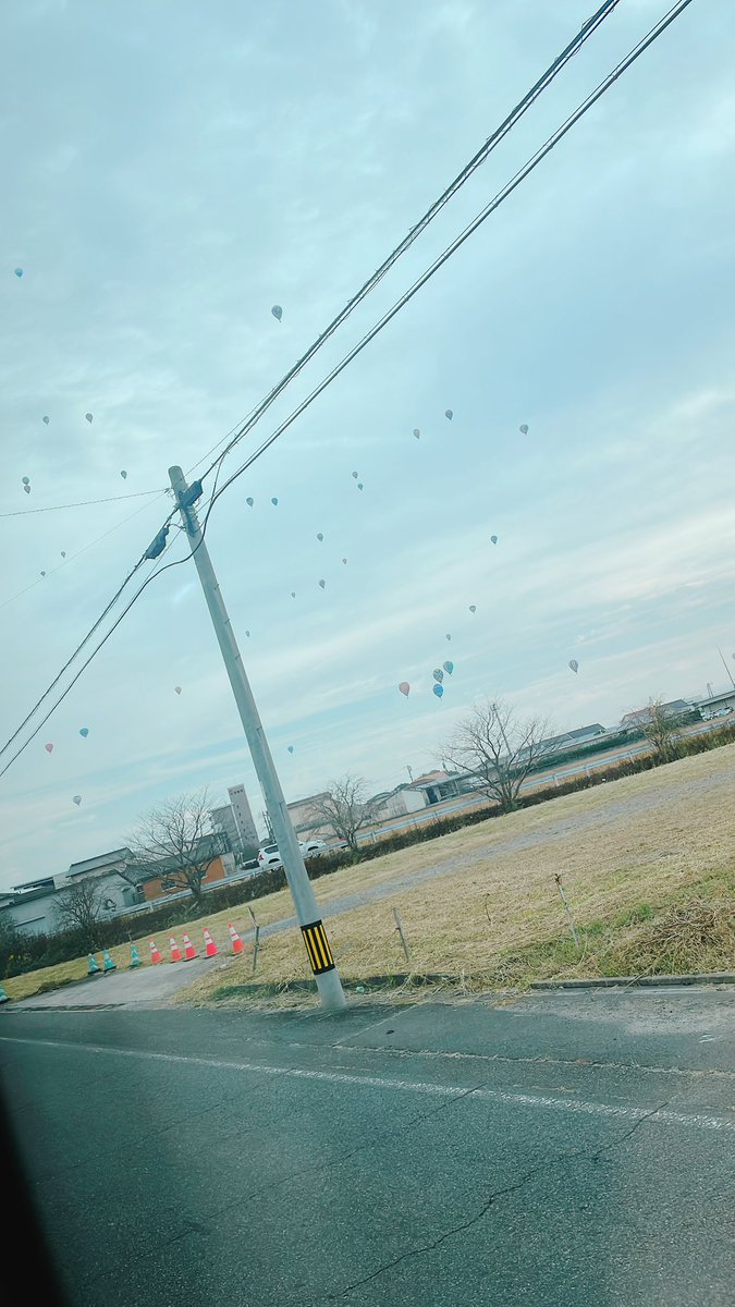 Eika_525's tweet photo. Geroさんの動画の通り佐賀公演の収容状況がヤバいとのことで佐賀のアピールします

佐賀何もないし…とよく言われるのですが
11/8(日)、この時期は佐賀の上空に気球が多く飛んでいます
イカの活き造りも有名です🦑
米所なので日本酒も美味しいです
博多から約40分で行けます
皆様ぜひ😭‼️‼️ https://t.co/5KStz0Xmx4