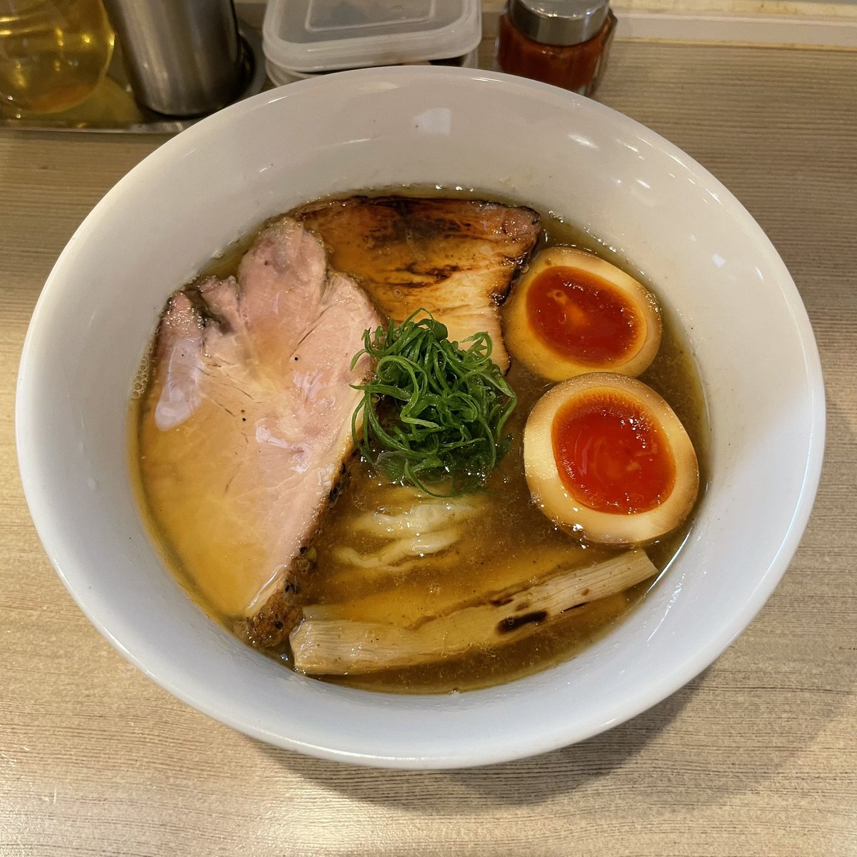 passandgo614's tweet photo. 2026-131🤗
【中華そば カスミソウ】県庁前
中華そば 醤油(手揉み中太麺)＋味玉

動物系に魚介を合わせ更にカスミソウの色を出す香味野菜💯💯😆複層的でどこか洋風、野菜の良さが最大限引き出された独創製の高い仕上がり💯💯😍
塩が感動的で醤油で再訪の一杯で今日はまさにBest day ever!!🥰💞💫 https://t.co/27ESJGro9n