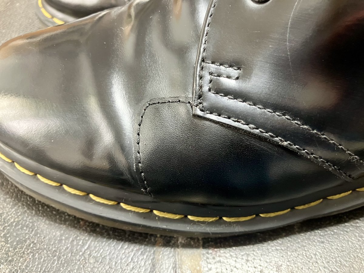 glacage30's tweet photo. ドクターマーチンの3ホールシューズ。
ひび割れ箇所に革当てをして縫い付けるパッチワーク、通称チャールズパッチで補強修理しました。 https://t.co/l2k4L9Ey0M