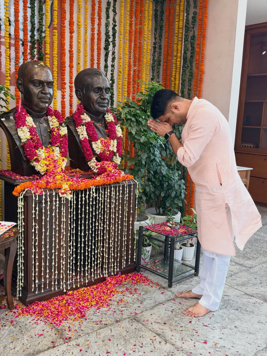 Rohit_Chahal's tweet photo. आज भाजपा केंद्रीय कार्यालय पर परमश्रद्धेय डॉ. श्यामा प्रसाद मुखर्जी जी की 125वीं जयंती के अवसर पर श्रद्धासुमन अर्पित कर विनम्र श्रद्धांजलि दी।

भारत की एकता, अखंडता और राष्ट्रीय स्वाभिमान के प्रखर पुरोधा, महान शिक्षाविद्, दूरदर्शी चिंतक एवं जनसंघ के संस्थापक डॉ. मुखर्जी ने राष्ट्रहित को सर्वोपरि मानते हुए अपने जीवन का प्रत्येक क्षण भारत माता की सेवा के लिए समर्पित किया। राष्ट्रीय एकता अखंडता, सांस्कृतिक गौरव और लोकतांत्रिक मूल्यों के प्रति उनकी अटूट निष्ठा आज भी हम सभी के लिए प्रेरणास्रोत है।

उनका त्याग, साहस और राष्ट्रभक्ति हमें सदैव एक सशक्त, समृद्ध और अखंड भारत के निर्माण के लिए कार्य करने की प्रेरणा देता रहेगा।।

वंदे मातरम् , भारत माता की जय ! 🇮🇳  
#DrSyamaPrasadMookerjee #डॉ_श्यामा_प्रसाद_मुखर्जी