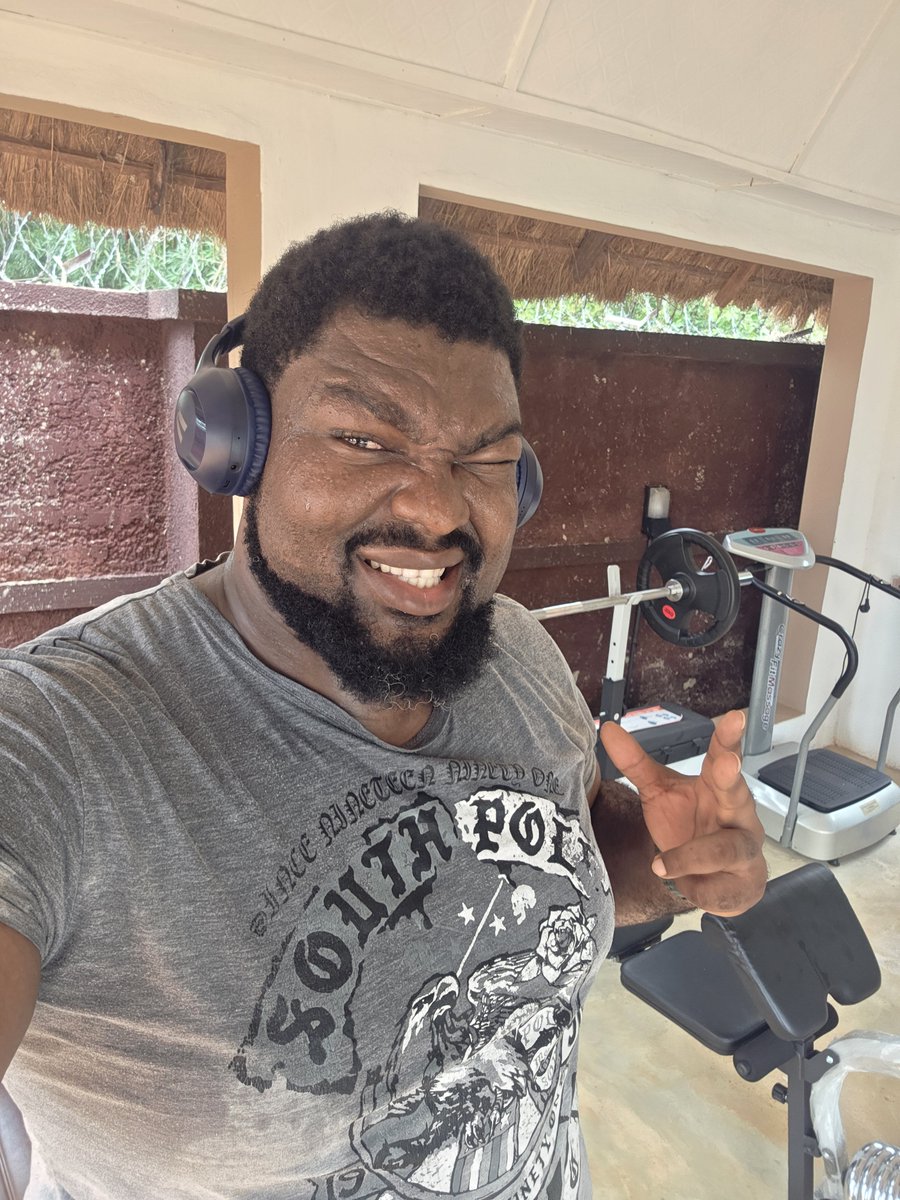 PhtEmmanuelO's tweet photo. Don't also forget to hit the gym while you're chasing life in general.

You need good health to go along with your dreams.

Me, I hit the gym at least 4 times a week. Home-made gym ooo. 😄

Because these public gyms are something else.

Sometimes, people dress in ways that make it difficult to focus on why you came there in the first place.

I just told myself, "Emmanuel, build your own indoor gym and face your workout." 😂

Delilah collected Samson's strength biko nu... I no wan hear story. 😄🤣

Some people even come to the gym with tripod stands and full content-creation setup oo. 😂

Abeg, let me just lift my weights in peace and go home.

Health is wealth. 🏋🏾