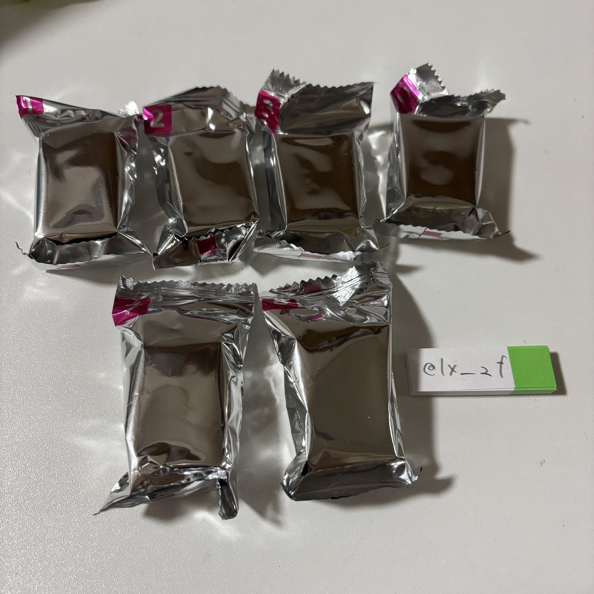 lx__2f's tweet photo. ちいかわ チョコボックス 交換

譲→画像💖(ちいかわ ハチワレ うさぎ ×2 シーサー 古本屋 かに)

求→モモンガ ＞ くりまんじゅう
モモンガ含むお取引のみ

ハチワレ出し惜しみのためお取引のお返答お時間いただきます🙇🏻‍♀️

郵送でのお取引📮
お気軽にお声がけお願い致しますꕤ︎︎ https://t.co/p4coceb4HB
