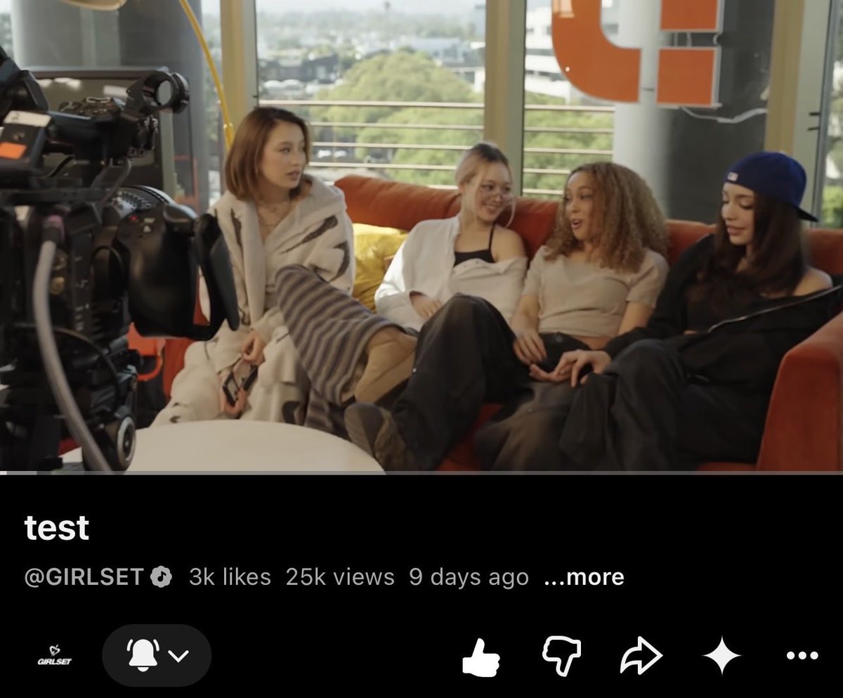 pinkebeling's tweet photo. WHATS GOING ONNNN AND WHY ARE THEY BOTH TEASING STUFF PLS COLLAB #straykids #girlset #thisandthat #chat https://t.co/5VBWVjNQRL