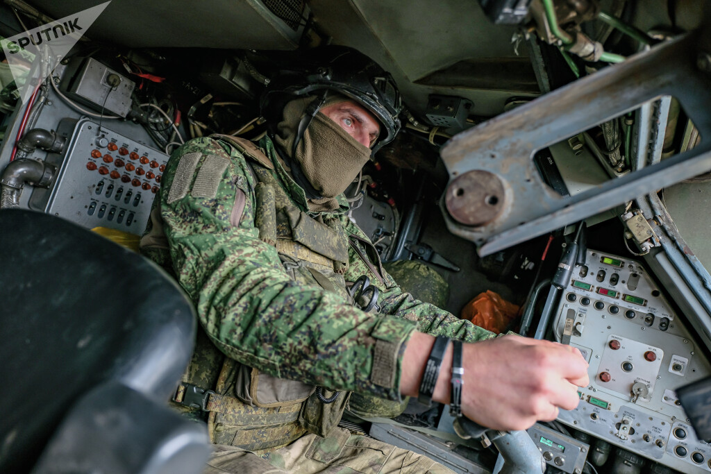 SputnikMundo's tweet photo. 🇷🇺💥🇺🇦 El ataque masivo planeado por Zelenski en vísperas la cumbre de la OTAN fue frustrado, asegura la Defensa rusa

Ucrania lanzó 625 drones de ataque de largo alcance, de los cuales 613 fueron derribados sobre territorio ruso, comunicaron desde el Ministerio de Defensa de Rusia.

Antes de la cumbre de la OTAN, Kiev intentó demostrar a sus patrocinadores su disposición a financiar ataques contra objetivos civiles en Rusia, subrayaron.

📍 Detalles brindados por el ente castrense:

🔸 El ataque de las FFAA ucranianas tuvo como objetivo instalaciones de combustible y logística en las regiones de Leningrado, Briansk, Bélgorod, Yaroslavl, Kaluga y Kursk, así como en Crimea.

🔸 El ataque masivo planeado por Zelenski para la cumbre de la OTAN fue frustrado por la actuación profesional del personal de las Fuerzas Armadas rusas.

🔸 En respuesta "al ataque terrorista perpetrado por el régimen de Kiev", Rusia lanzó un ataque masivo contra empresas de la industria militar, así como contra instalaciones de combustible y energía utilizadas por las FFAA ucranianas, en la ciudad de Kiev y la región de Kiev.

🔸 El deseo de los patrocinadores de Kiev de aumentar el suministro de drones y misiles fabricados en la UE y Reino Unido se verá contrarrestado con un aumento de los ataques de represalia contra Ucrania.