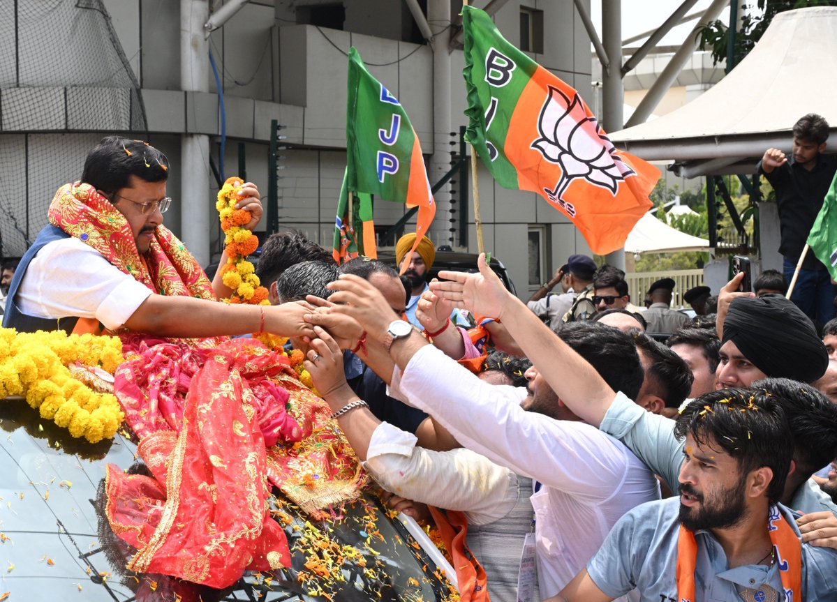 BJP4India's tweet photo. भाजपा राष्ट्रीय अध्यक्ष श्री @NitinNabin के जम्मू आगमन पर स्थानीय जनता द्वारा किया गया आत्मीय स्वागत भाजपा के प्रति उनके अटूट विश्वास, स्नेह और अपनत्व का प्रतीक है। https://t.co/tB5mGCkA3s
