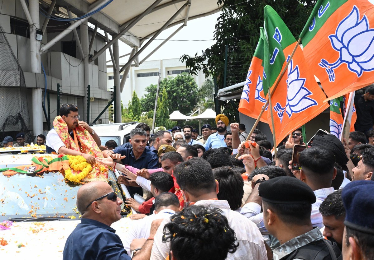 BJP4India's tweet photo. भाजपा राष्ट्रीय अध्यक्ष श्री @NitinNabin के जम्मू आगमन पर स्थानीय जनता द्वारा किया गया आत्मीय स्वागत भाजपा के प्रति उनके अटूट विश्वास, स्नेह और अपनत्व का प्रतीक है। https://t.co/tB5mGCkA3s