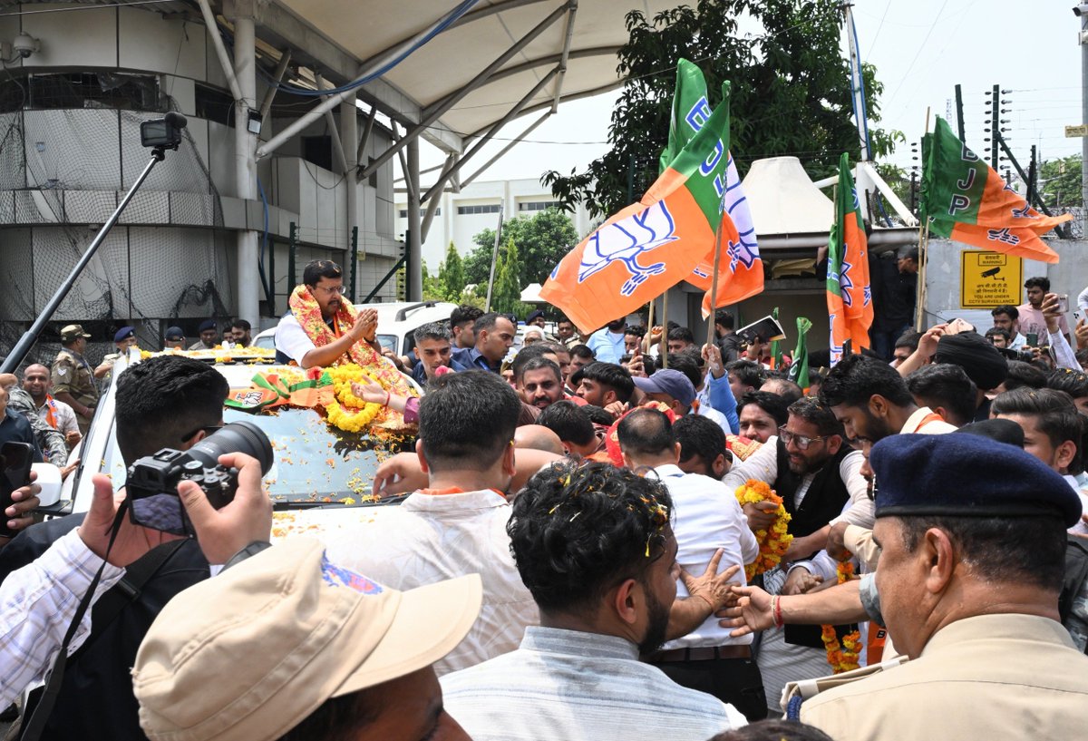 BJP4India's tweet photo. भाजपा राष्ट्रीय अध्यक्ष श्री @NitinNabin के जम्मू आगमन पर स्थानीय जनता द्वारा किया गया आत्मीय स्वागत भाजपा के प्रति उनके अटूट विश्वास, स्नेह और अपनत्व का प्रतीक है। https://t.co/tB5mGCkA3s