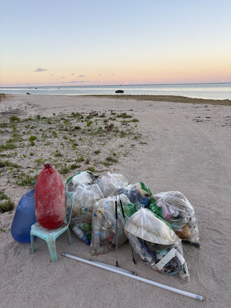 Otibari20171's tweet photo. 夕暮れ時のひととき。

＃石垣島
＃継美隊
＃BeachCleanup https://t.co/pPRdjmThFW