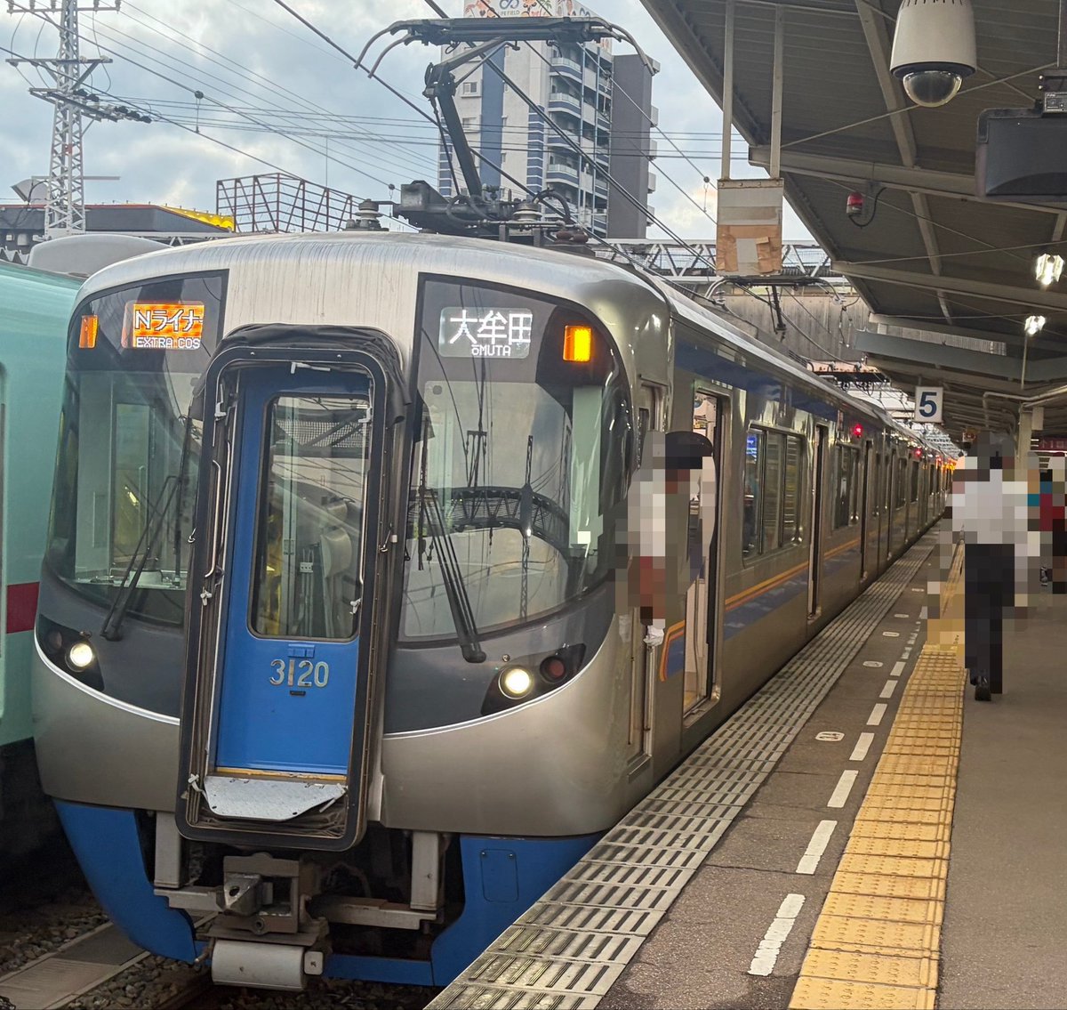 massuru3210's tweet photo. 今日のNライナーはおそらく史上初めての
5連以外の運用とフルカラー編成の運用が
ありました　フルカラーのNライナー
表示が思ったよりもかっこよかったです！ https://t.co/CVMwIAGCtm