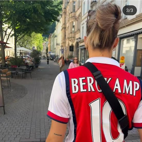 timstillman_'s tweet photo. I reckon Cerci didn't need much convincing to sign for Arsenal... https://t.co/HfUPL03UgS