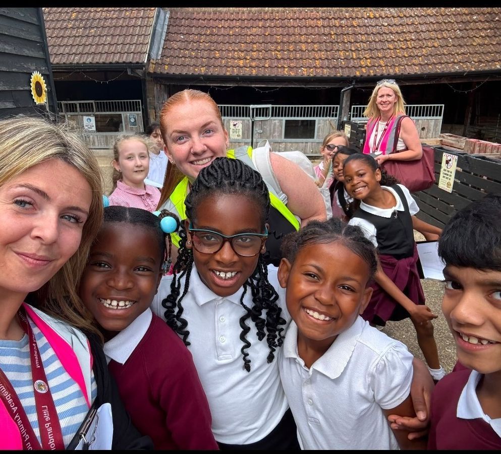 LittleParndon1's tweet photo. Year 3 recently had the opportunity to go to Lea Valley Farm. The children have been reading Charlotte's Web and were able to get up close to the animals - even feeding the pigs and goats! https://t.co/QWN2BQY3NY