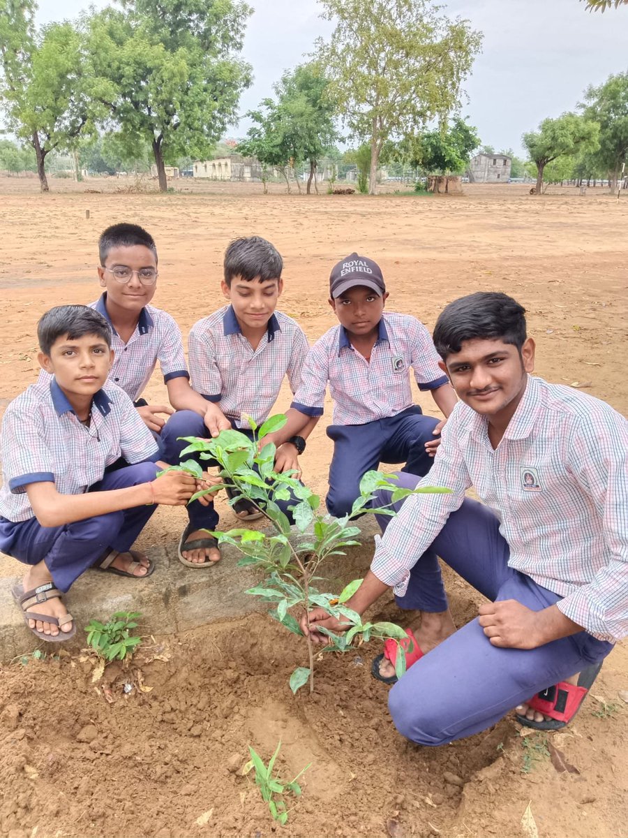 nykmehsana's tweet photo. जो भी कार्य आरंभ करे, गंभीरता से पूर्ण करे और तब तक संतुष्ट ना हो जब त��� अपना सर्वश्रेष्ठ ना दे दे। डॉ. श्यामा प्रसाद मुखर्जी की जयंती पर वृक्षारोपण किया.......🙇‍♂️
@mybharatmahesana @mybharatgujarat @mybharat Ahmedabad https://t.co/RK2K1X1owG