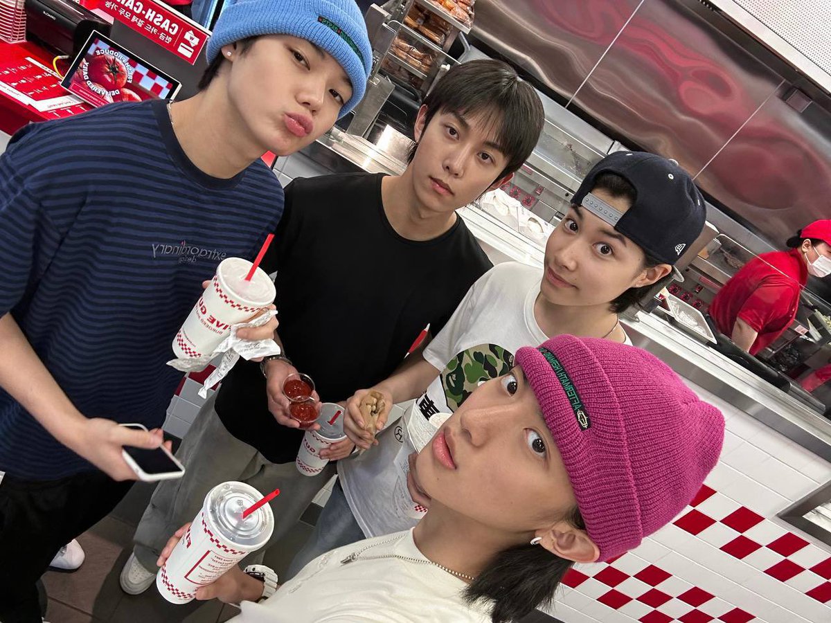 xiuchenb's tweet photo. you are so, so loved 4shobiez 🥺🫳 https://t.co/LJzdgZTf6t