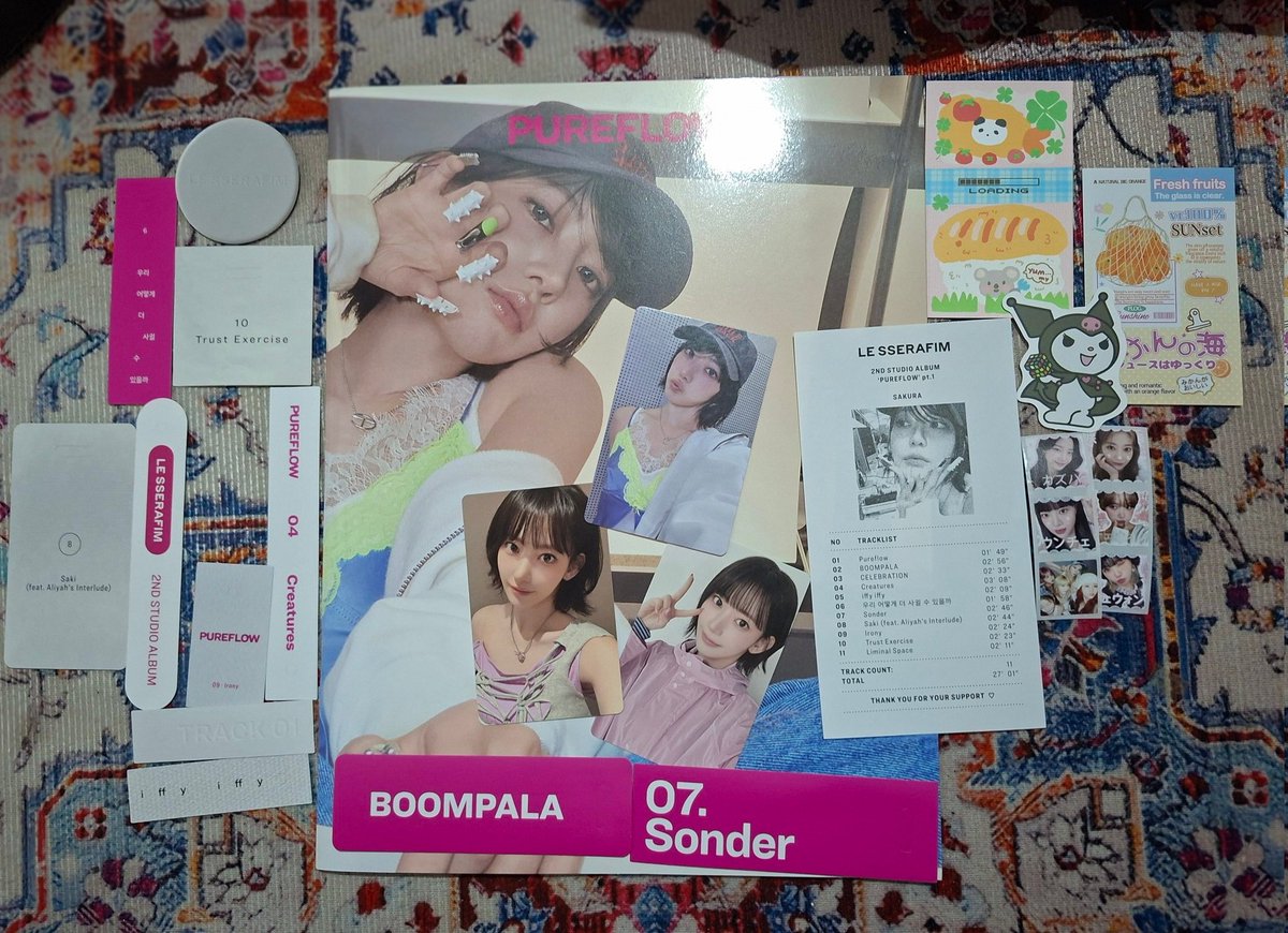 Madoka3918's tweet photo. Paket nya sudah sampai @cherryorders @cherrydaisuki48 
😭😭😭😭😭😭😭😭
Walau sudah diinfo bakal gede. Tetap aja kaget wkwkwk pas Nerima bakal Segede ini 🤣
Bisa gila saya. Photocard Sakura ini Cakep banget 😭😭😭
Bonus stiker dari kak Cherry juga lucu banget muka member. https://t.co/6ziLeUijSC