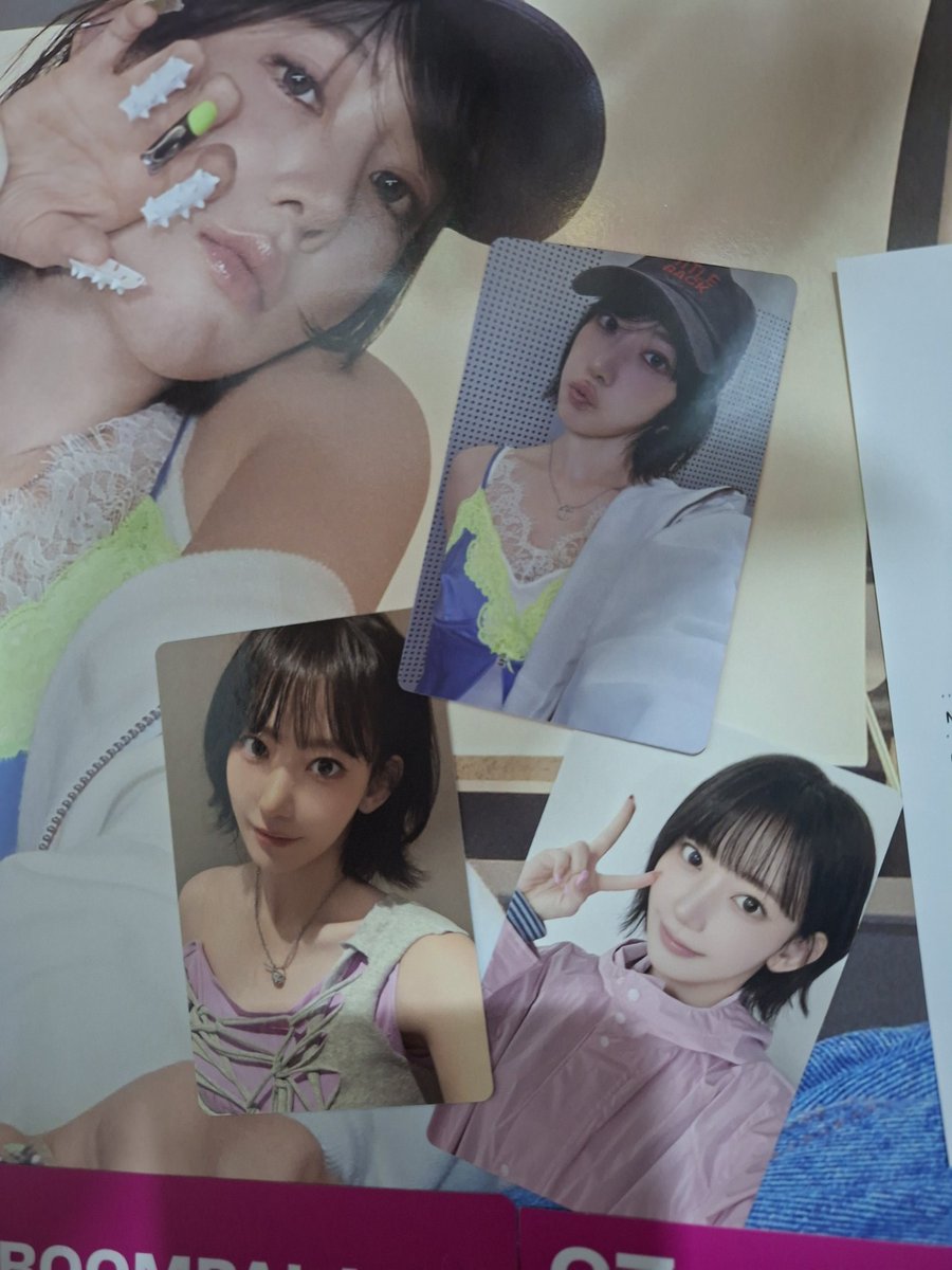 Madoka3918's tweet photo. Paket nya sudah sampai @cherryorders @cherrydaisuki48 
😭😭😭😭😭😭😭😭
Walau sudah diinfo bakal gede. Tetap aja kaget wkwkwk pas Nerima bakal Segede ini 🤣
Bisa gila saya. Photocard Sakura ini Cakep banget 😭😭😭
Bonus stiker dari kak Cherry juga lucu banget muka member. https://t.co/6ziLeUijSC