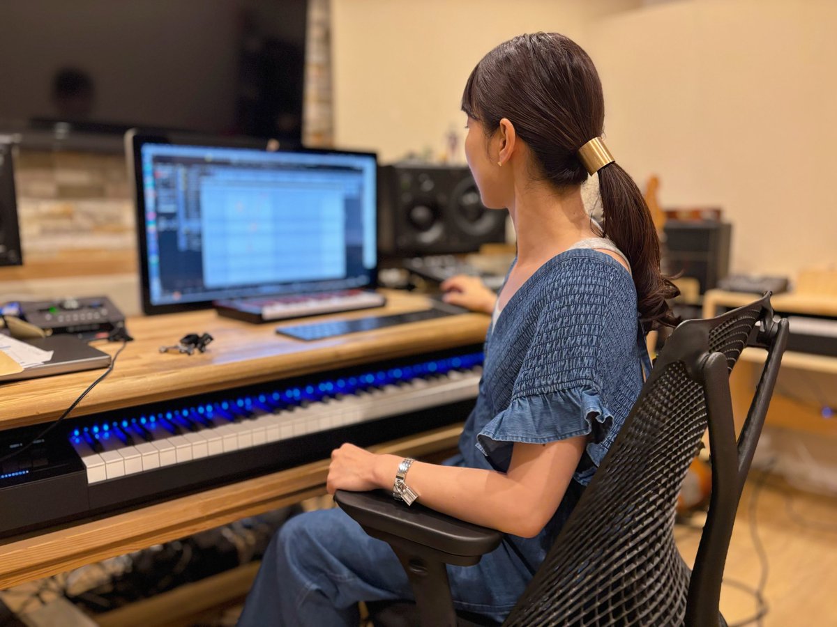 NINO_NeV's tweet photo. 今日も今日とて、レコーディング🎧🎹

息子の不意打ちショットに思わず姿勢を正す母（笑）📸 https://t.co/BJ1A11XlYh
