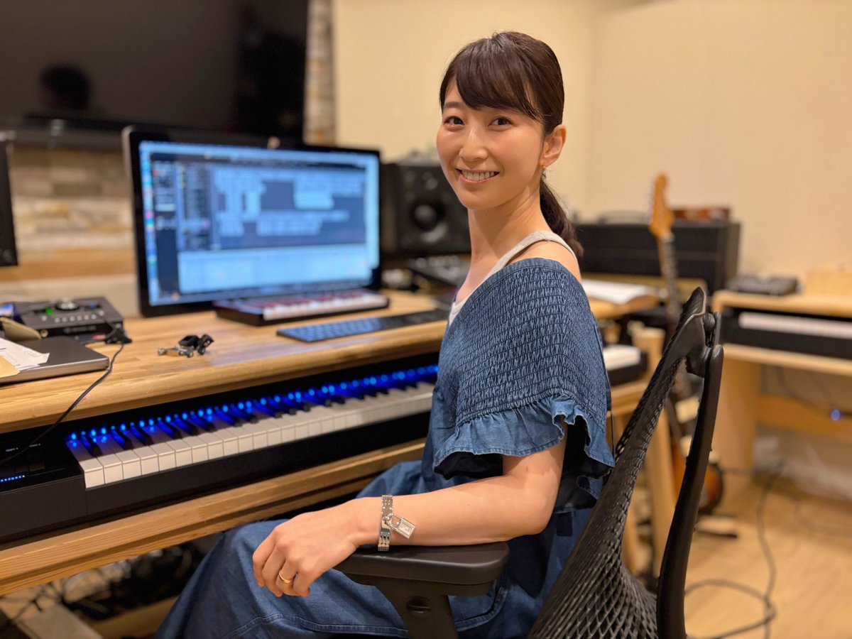 NINO_NeV's tweet photo. 今日も今日とて、レコーディング🎧🎹

息子の不意打ちショットに思わず姿勢を正す母（笑）📸 https://t.co/BJ1A11XlYh