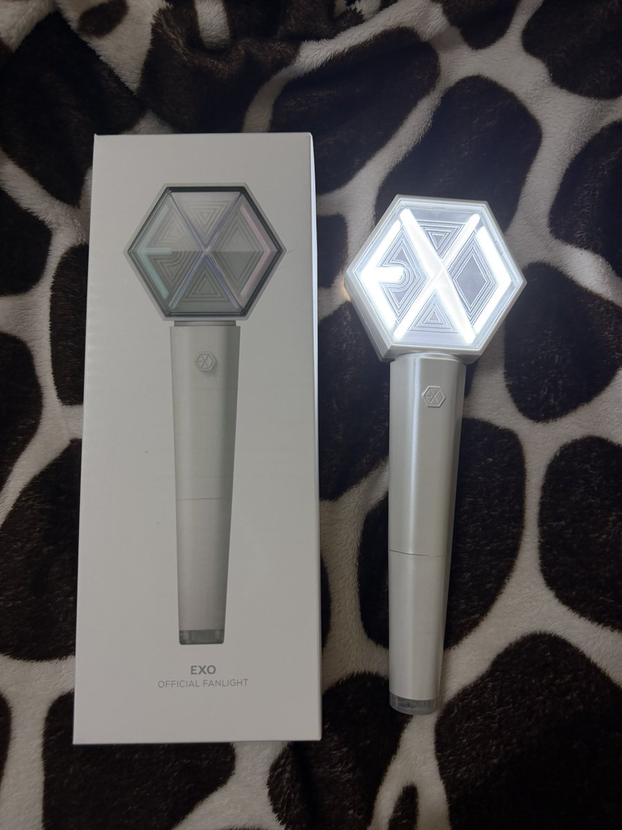 prettyjuneyaaa's tweet photo. hii wts official exo lightstick used rm150 inc postage https://t.co/S5aJJRshrI