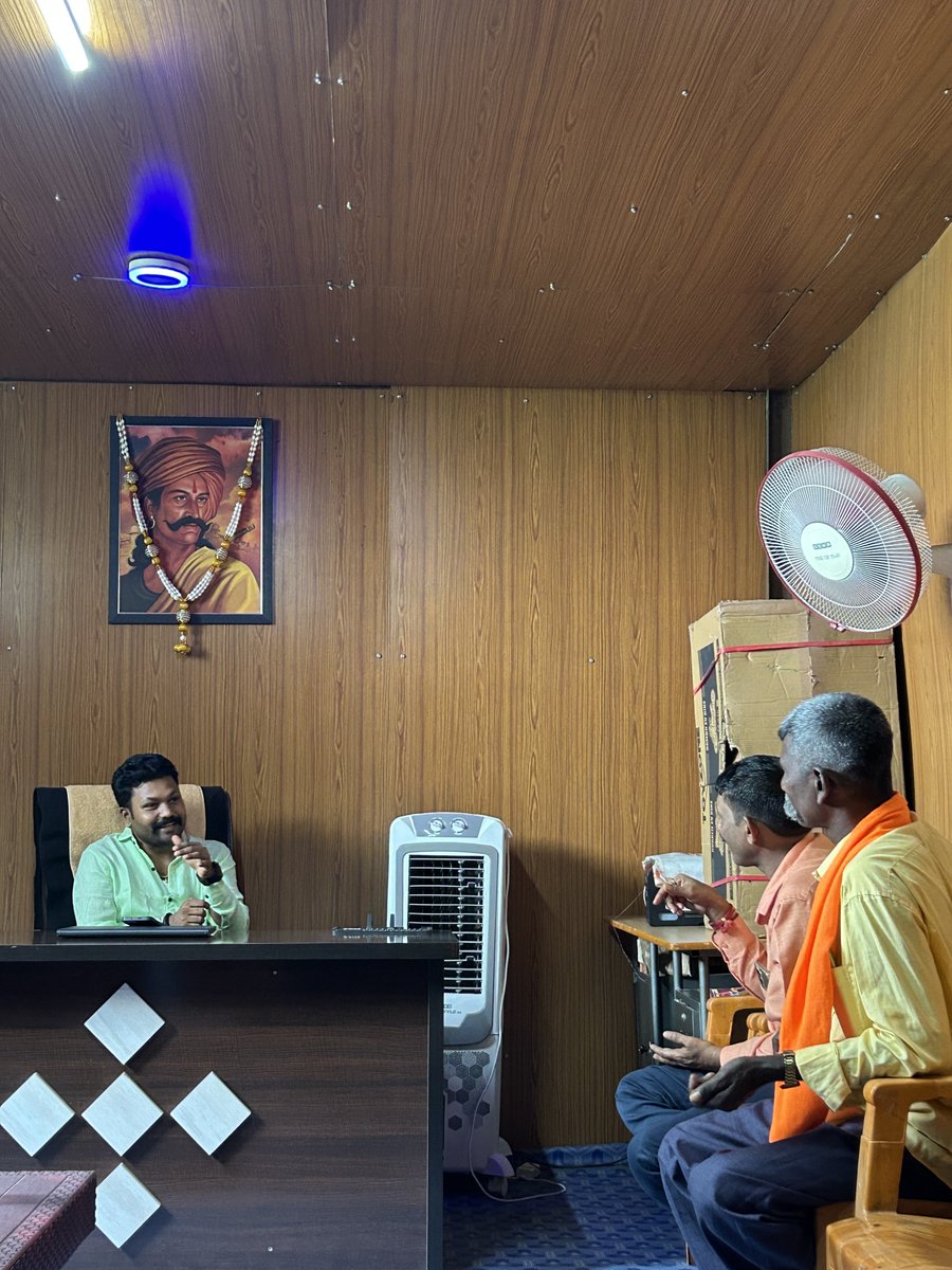 Nandaku30789417's tweet photo. ಕ್ರಾಂತಿವೀರ ಸಂಗೊಳ್ಳಿ ರಾಯಣ್ಣನವರ ಕಂಚಿನ ಮೂರ್ತಿ ಆದೇಶಿಸಿರುವ ಧಾರವಾಡ ಜಿಲ್ಲೆಯ ಧಾರವಾಡ ತಾಲೂಕಿನ ಕೆಲಗೇರಿ ಗ್ರಾಮದ ಹಿಂದೂ ಸೇನಾ ಬಂಧುಗಳು ಕಛೇರಿಗೆ ಆಗಮಿಸಿದ್ದು ಮೂರ್ತಿ ಪ್ರತಿಷ್ಟಾಪನೆ ಹಾಗೂ ಉದ್ಘಾಟನೆ ಕಾರ್ಯಕ್ರಮಗಳ ಬಗ್ಗೆ ಹಲವಾರು ವಿಷಯಗಳನ್ನು ಚರ್ಚಿಸಲಾಯಿತು.
#karnataka #kannada #rayanna #nandakumar #kuruba https://t.co/EzTfNopFZq