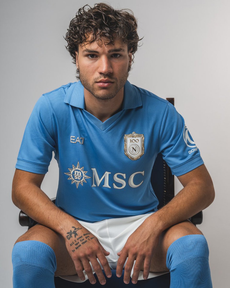 JosRodriguez37's tweet photo. El Napoli presenta su primera equipación para esta temporada 2026/2027.

Es un año muy importante para el club porque el próximo 1 de agosto de 2026 cumplirán 100 años de historia.

Me flipa el escudo. https://t.co/lVPuSNxNGM