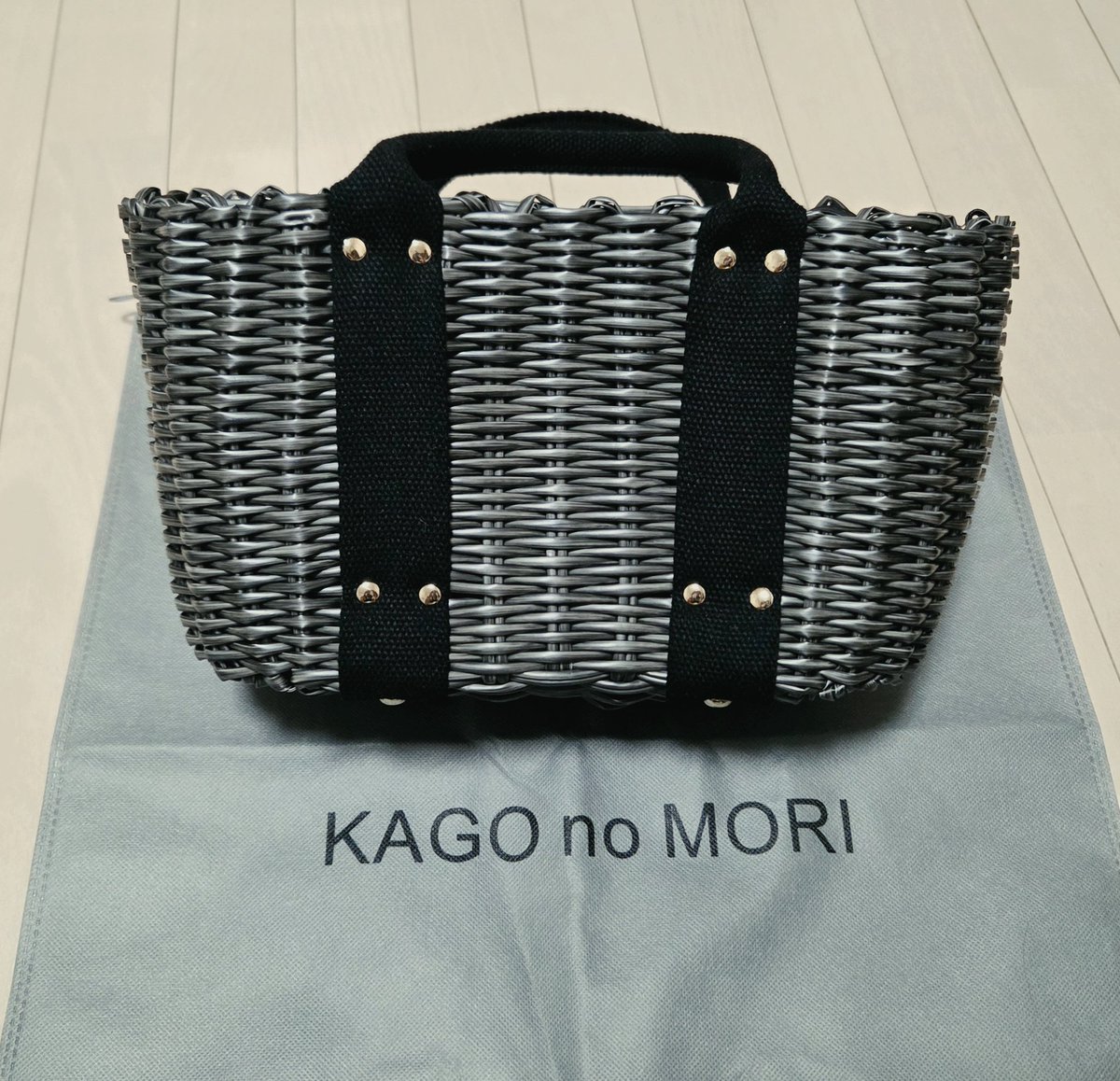 hiroxxxx46's tweet photo. ずっと欲しかった、カゴバッグ通販で買っちゃった😄

木製では無いけど、汚れや水に強そうで👌
グレーだけど、メタリック調で野暮ったくなくていいね https://t.co/uX72NYokH3