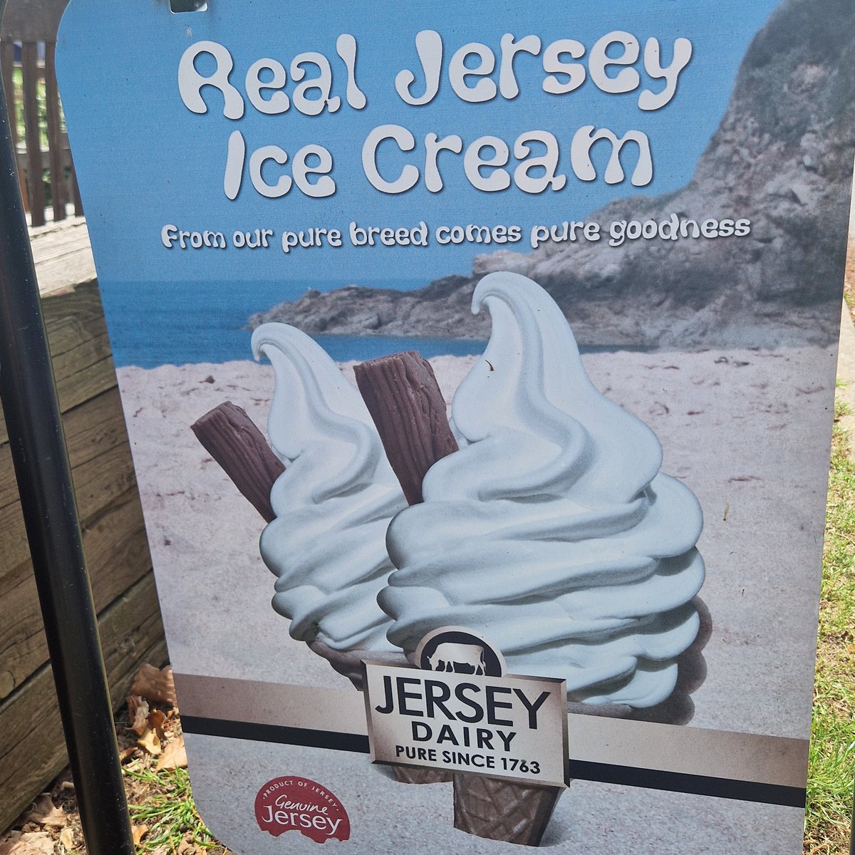 TheBellStudham's tweet photo. Well done #England...need some coffee or familiar favourites like our Bell Burgers,  sausage chips &amp; beans or pizza! Then enjoy our garden with something refreshing too or a 99 ice cream! 01582 872460 Just minutes from #WhipsnadeZoo #DunstableDowns #golf  #countrypub #placestoeat https://t.co/JVEn4yZA9O