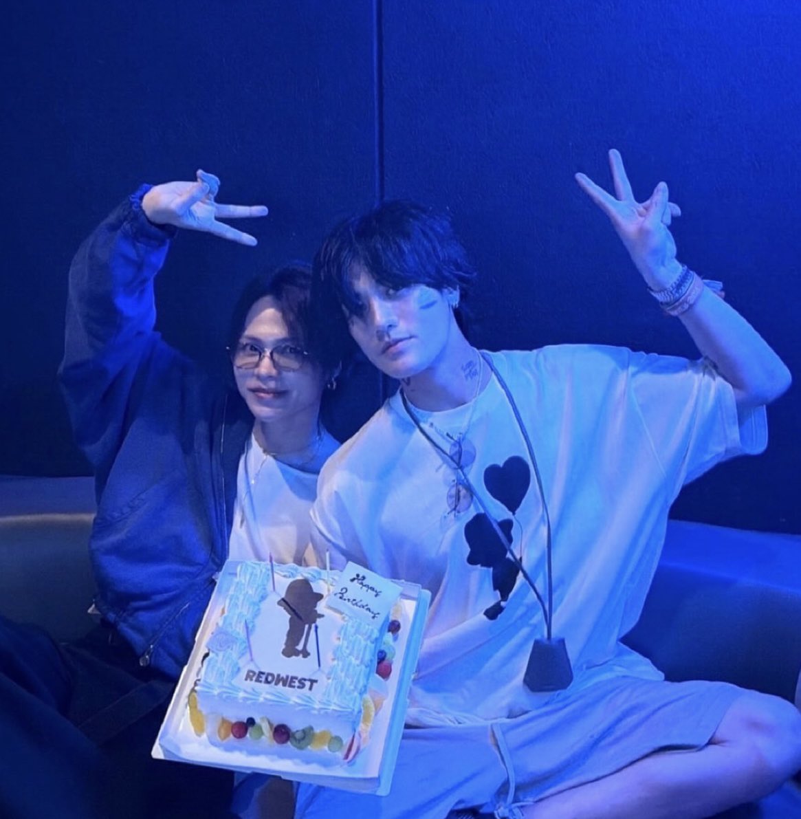 kebGxT's tweet photo. じんりょを見る機会が多かったからわりと赤西には曲線的で女性っぽい印象があったのだけど、KAT-TUNの美人姉妹ズと並ぶと急にでっかい四角い男です❗️て感じになるの、めろすぎて調子狂う https://t.co/6jjPw6HNNC