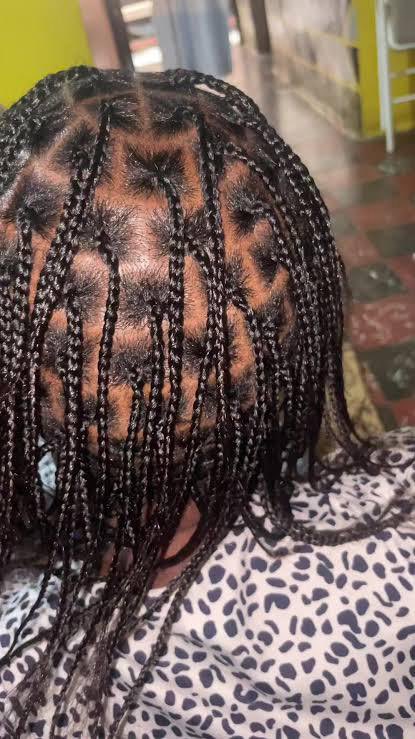 Lingeerism's tweet photo. Je cherche une coiffeuse à Paris ou dans le 93 de préférence qui sait faire des laifs ( tresses sénégalaises sans rajouts) pour me coiffer une fois par mois ( si je suis satisfaite du résultat) 
Voilà à quoi ça ressemble en gros.
Partages appréciés https://t.co/Mt6CsHISPF